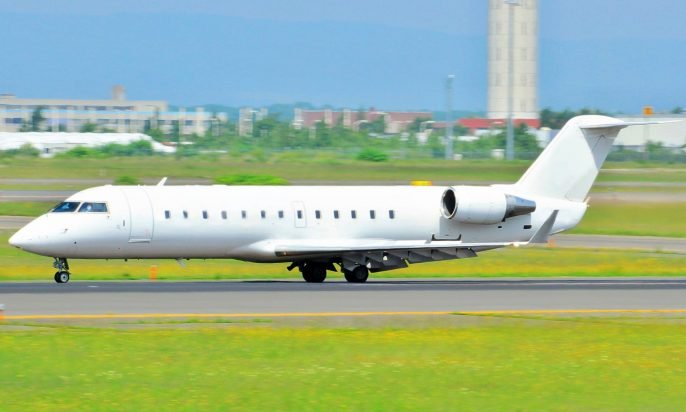 空港の滑走路に停まった飛行機