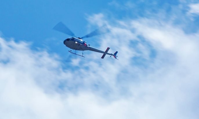 空高く飛ぶヘリコプター