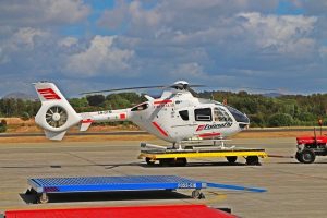 空港に停めたヘリコプター