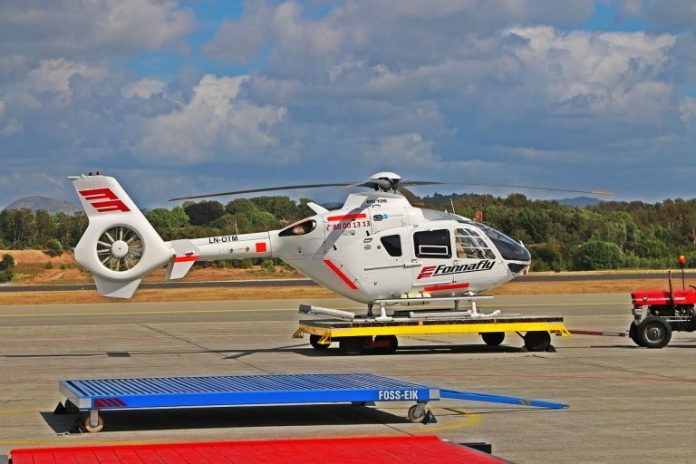 空港に停めたヘリコプター